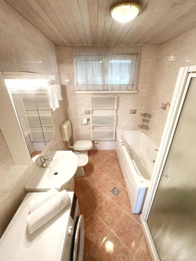 Papas Apartment Лесце Екстер'єр фото
