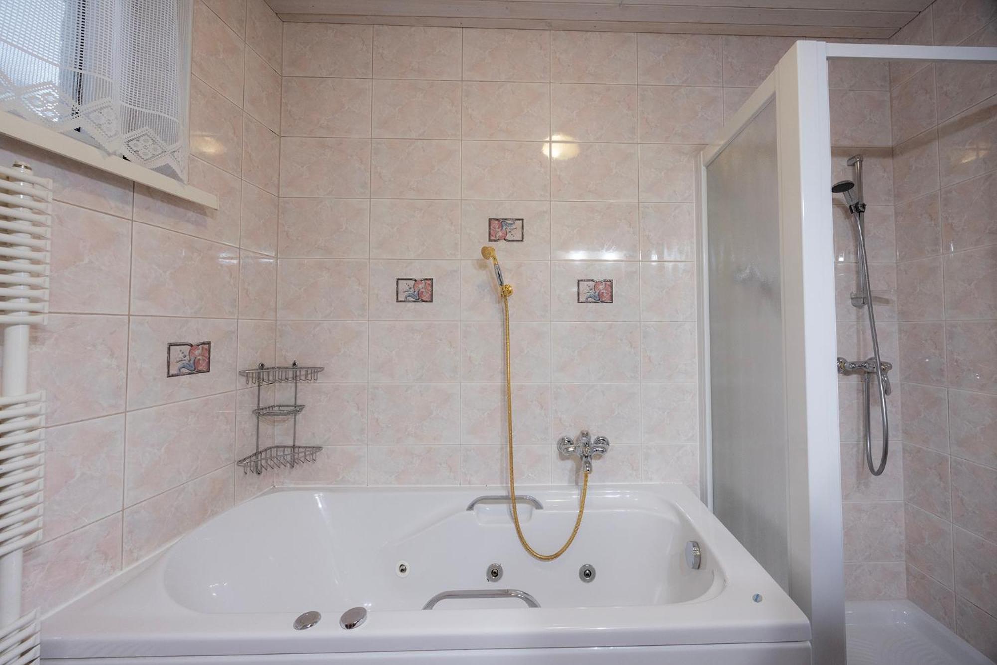 Papas Apartment Лесце Екстер'єр фото