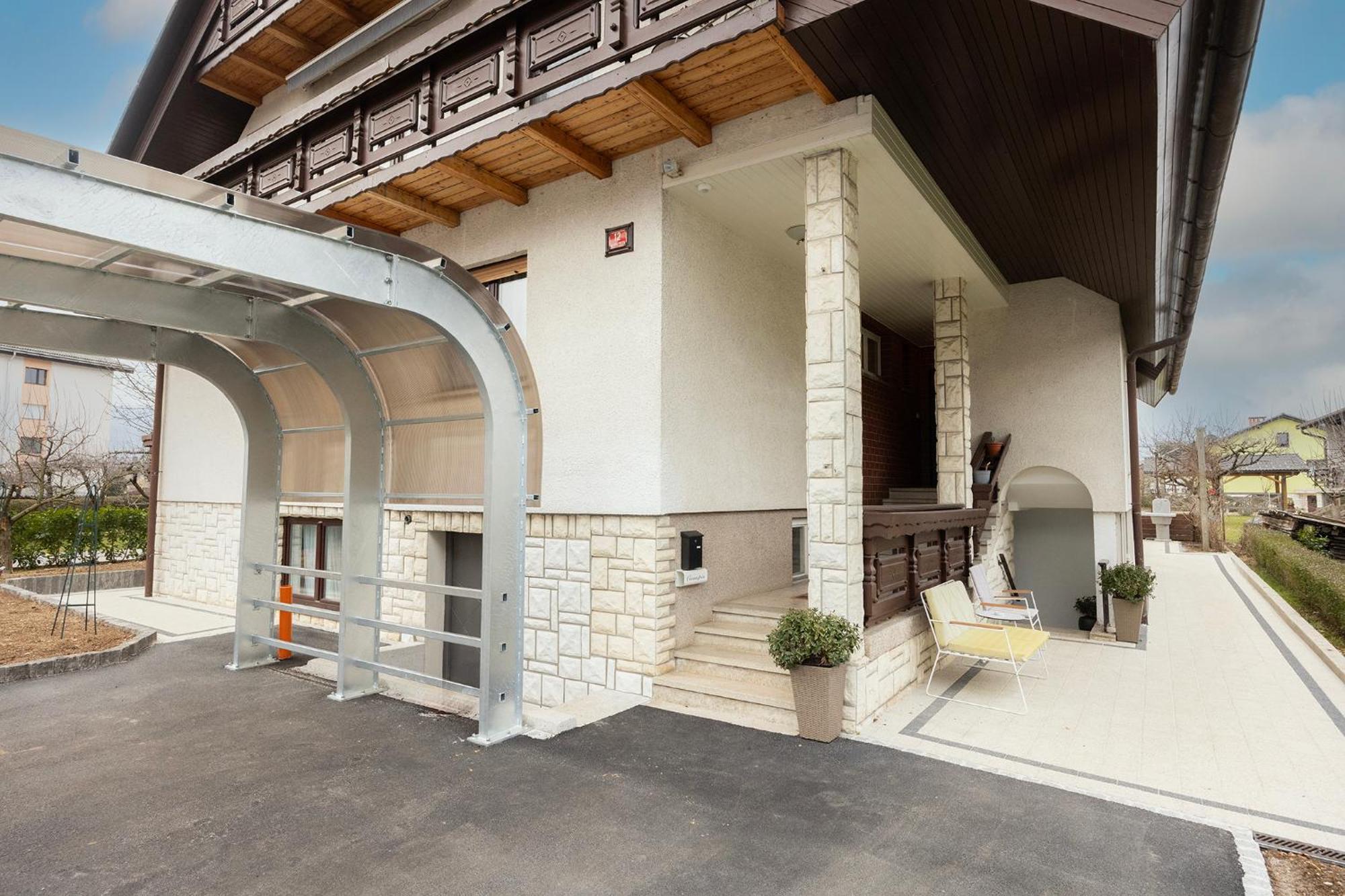 Papas Apartment Лесце Екстер'єр фото