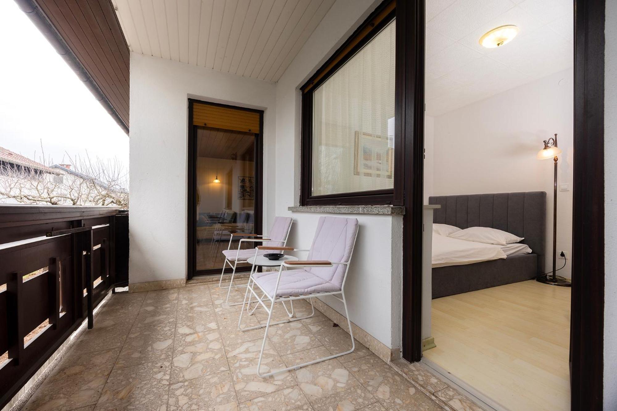 Papas Apartment Лесце Екстер'єр фото